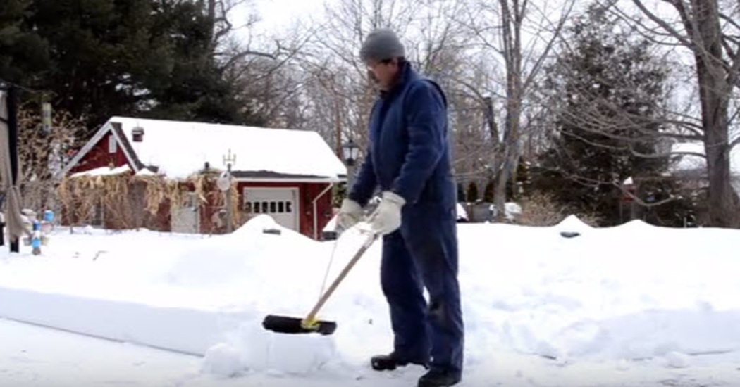 A Man Ties A Rope To His Shovel And Completely Changes The Way We Shovel Snow Useful Tips for All